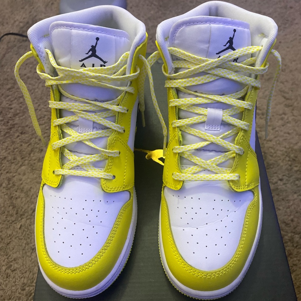 Air Jordan 1 Mid SE GS 'Rose Patch
- Dynamic Yellow'